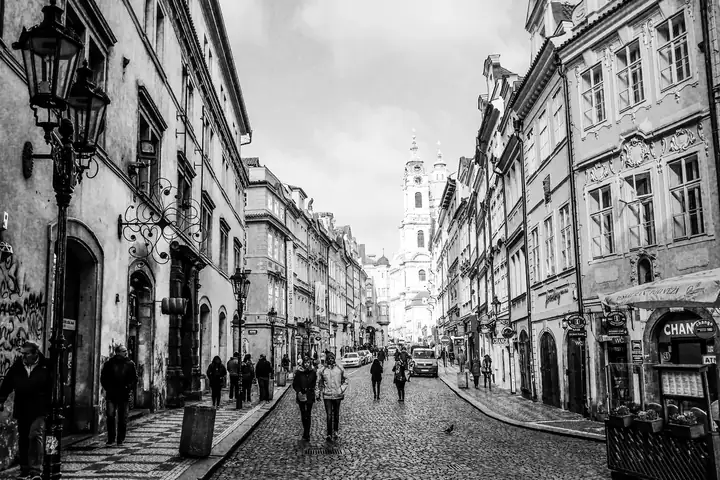 Мощёная улица старого города с церковной башней вдали — Классическая Ч/Б 400